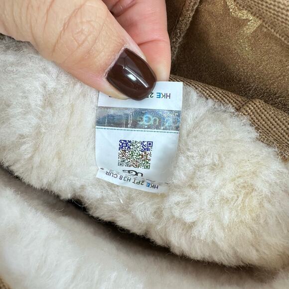 UGG Classic Short II Big Kids Winter Boots Stars Chestnut Water Resistant US 6 - Picture 10 of 10